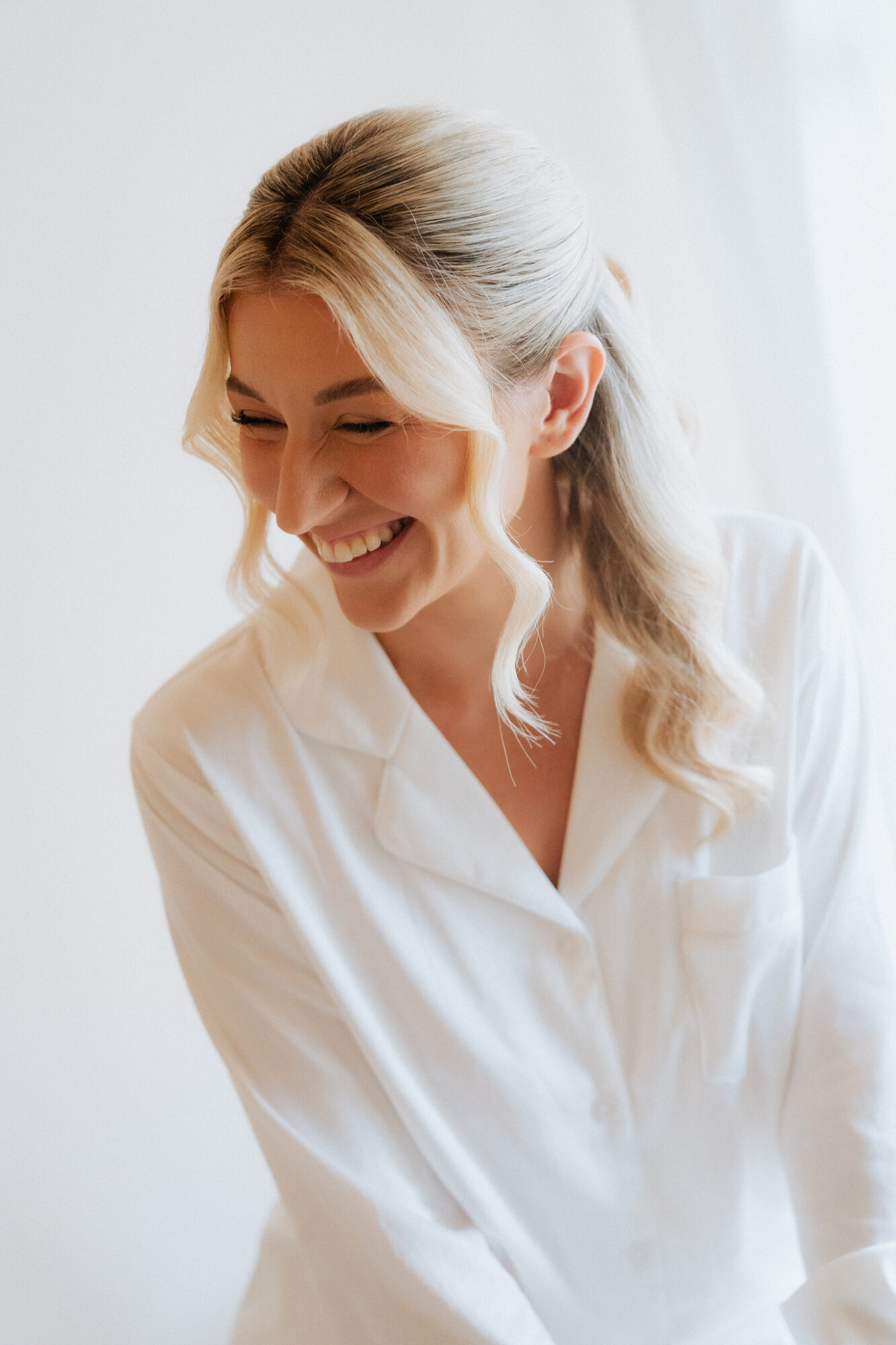 El getting ready on her wedding morning, laughing with her bridesmaids — Villa Toscana, Hunter Valley